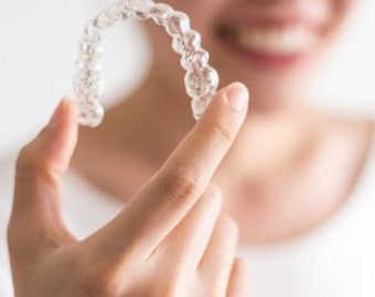 Clear orthodontic retainers